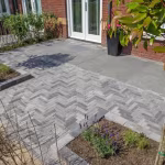Entree met Tambour Smook klinkers in visgraat, grote tegels, lavendel en terrasdeuren