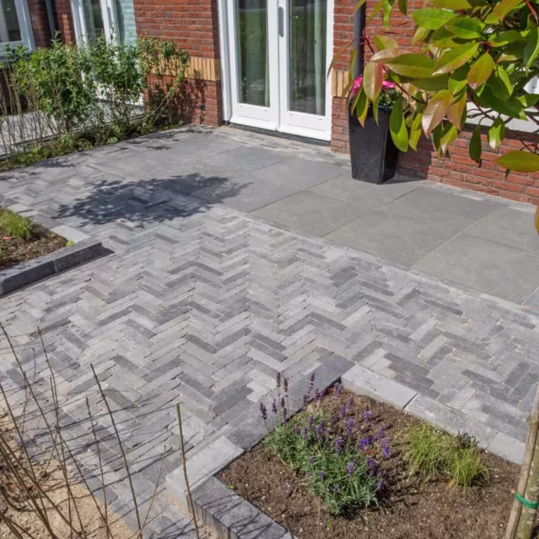 Entree met Tambour Smook klinkers in visgraat, grote tegels, lavendel en terrasdeuren