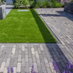 Kunstgrasstrook tussen Tambour Smook klinkerpaden met lavendel op de voorgrond