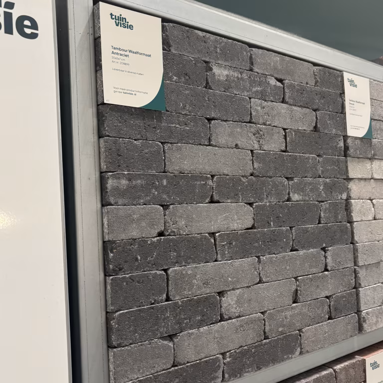 Showroomstaal getrommelde Tambour Antraciet waalformaat klinkers, schuin met Tuinvisie label
