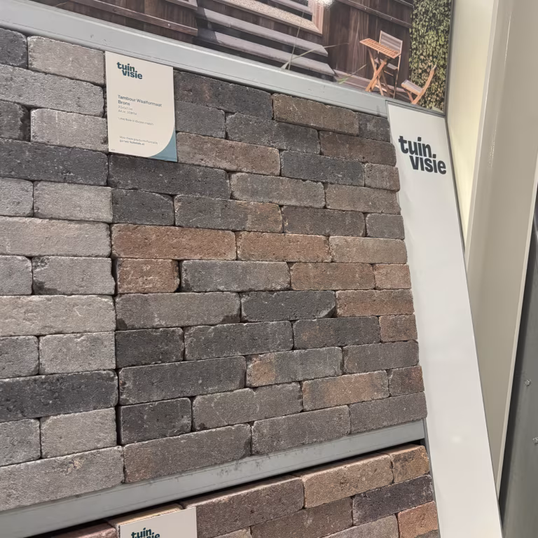Showroomstaal Tambour Brons waalformaat schuin gefotografeerd met Tuinvisie labels