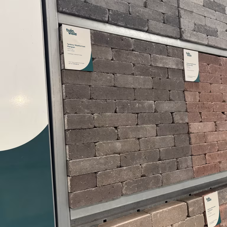 Showroomstaal Tambour Mangaan waalformaat schuin gefotografeerd naast roodbruine klinkers