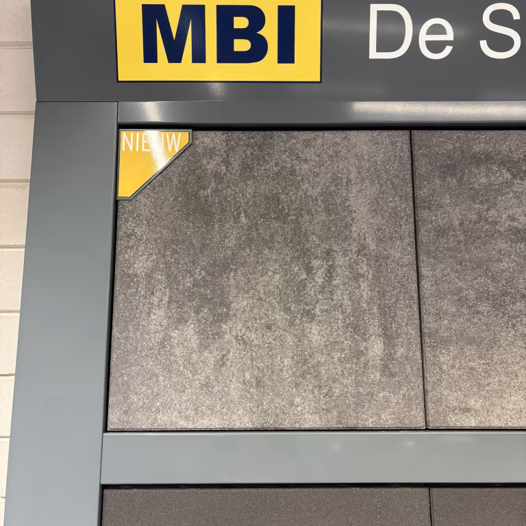 MBI showroomwand De Steenmeesters met Trippel T tegels en Nieuw label