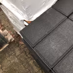 Bovenste laag antraciet betonklinkers 8 cm op pallet met witte hoes