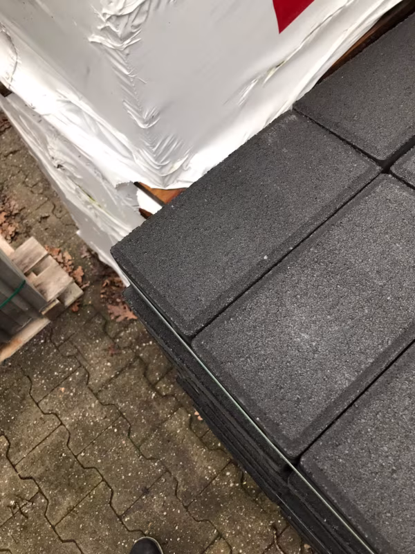 Bovenste laag antraciet betonklinkers 8 cm op pallet met witte hoes