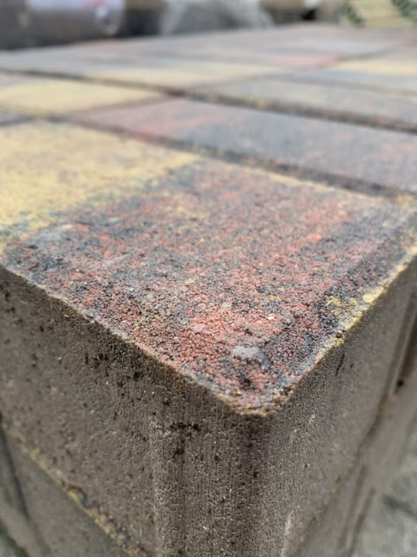 Hoek en zijkant van Tremico BKK bont klinker met deklaag boven op betonnen kern