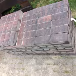 Pak rood-zwarte Tremico BKK betonklinkers 7 cm gestapeld op bestrating