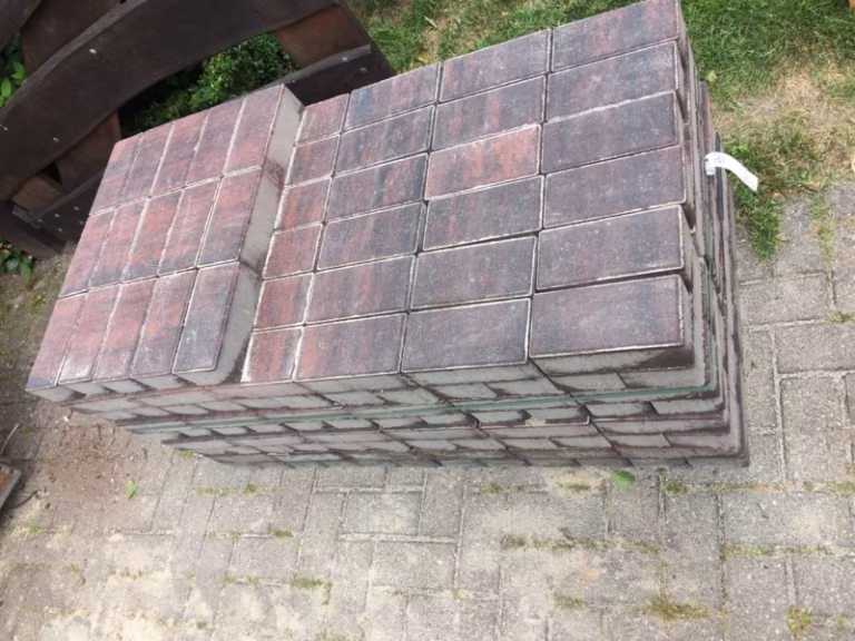 Pak rood-zwarte Tremico BKK betonklinkers 7 cm gestapeld op bestrating