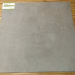 Tegel Kera Full Body 60x60x3 Bastogne op houten vlonder met artikellabel