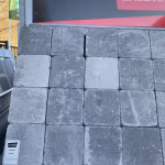 Close-up van grijze Tambour Smook stenen op Tuinvisie showroomstaal met label