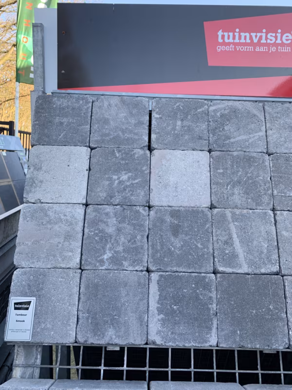Close-up van grijze Tambour Smook stenen op Tuinvisie showroomstaal met label