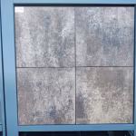 Showroomstaal van vier GeoCorso Ancona tegels in blauw metalen frame