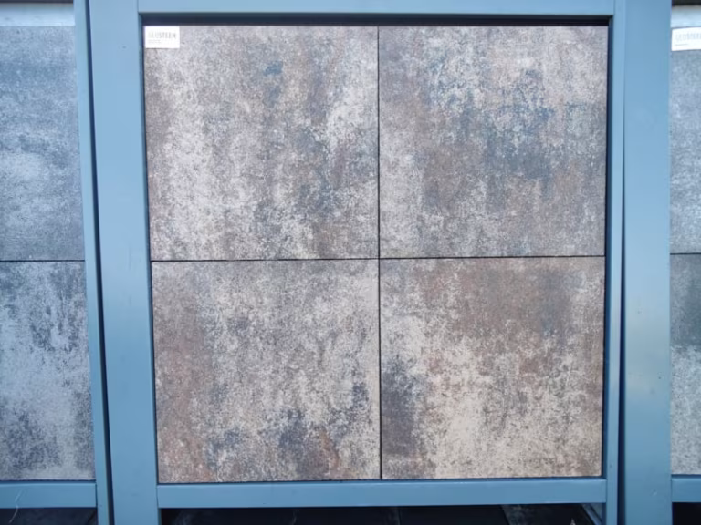 Showroomstaal van vier GeoCorso Ancona tegels in blauw metalen frame