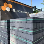 Pallets zwarte BSS betonklinkers 8 cm met groene spanbanden bij Bestratingsmarkt-bord