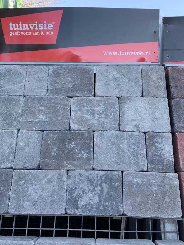 Showroomstaal Tambour Smook stenen onder Tuinvisie bord met rode streep