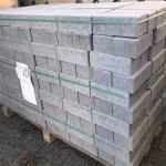 Pallet grijze Tremico BKK klinkers 7 cm met groene bandjes en label