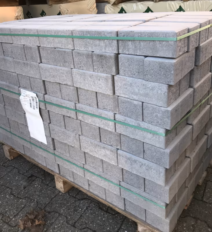 Pallet grijze Tremico BKK klinkers 7 cm met groene bandjes en label