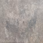 Close-up van GeoCorso 60x60x4 Ancona tegel met gevlekte taupe en blauwgrijze structuur
