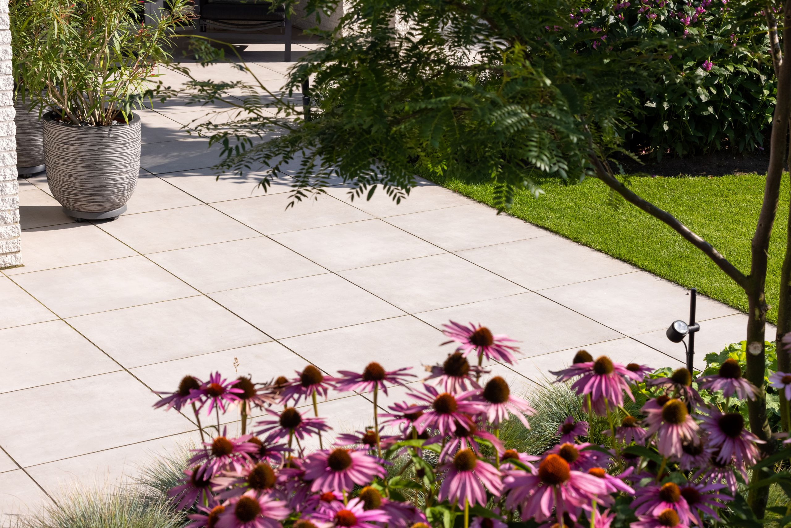 Landelijke tuin met geoceramica