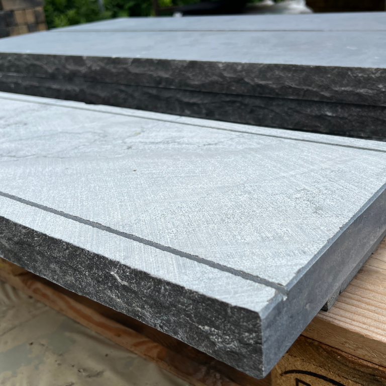 Rockface Bluestone voorzijde gekliefd