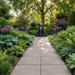Tuinpad van Cilento Taupe tegels tussen hosta's en vaste planten met waterelement