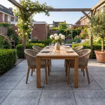 Eettafel met rotan stoelen op Smartton SE Matterhorn tegels onder pergola met rozen