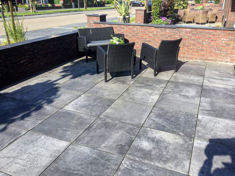 Cerasun 60x60x4 cm Tropea Antracite sfeer2