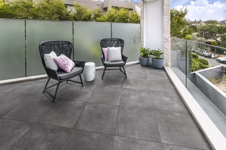 Cerasun 60x60x4 cm Piazza Antracite sfeer