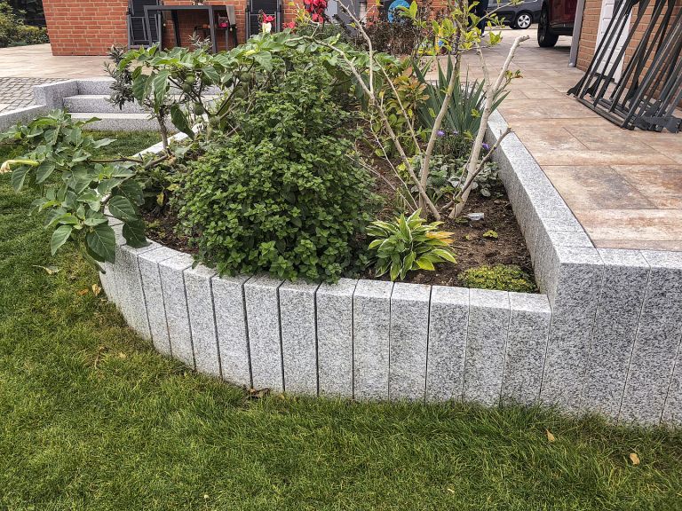 Natuursteen Palissade Graniet Lichtgrijs Piazzo Linea 12x12x100 cm border