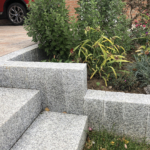 Natuursteen Palissade Graniet Lichtgrijs Piazzo Linea 12x12x100 cm afscheiding