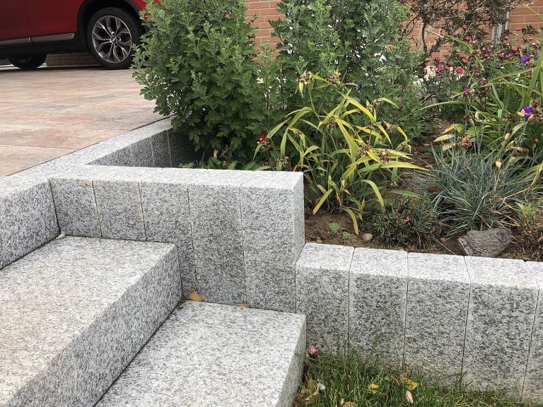 Natuursteen Palissade Graniet Lichtgrijs Piazzo Linea 12x12x100 cm afscheiding