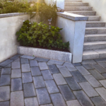 Natuursteen Palissade Graniet Lichtgrijs Piazzo Linea 12x12x75 cm border