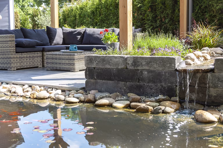 Keermuur van stapelblokken in een tuin