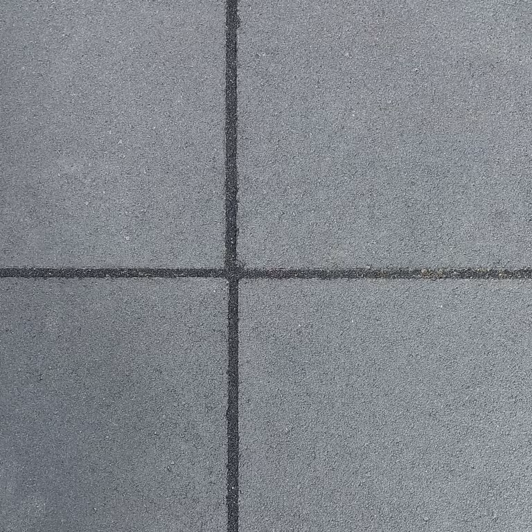 Close-up van vier GeoCorso Catania tegels met brede donkere voeg