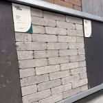 Showroomstaal Tambour Taupe waalformaat schuin gefotografeerd met artikellabel