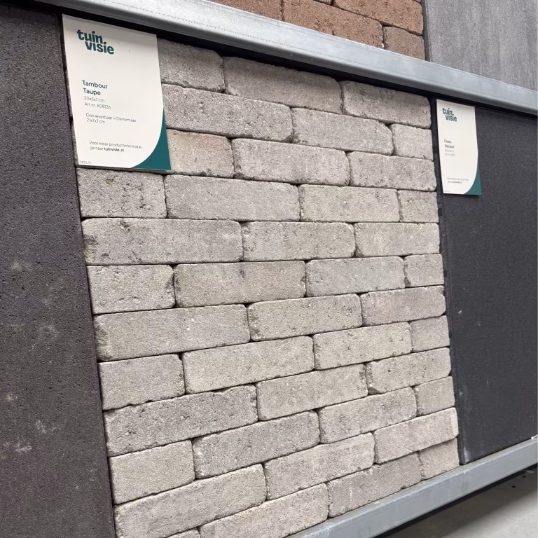 Showroomstaal Tambour Taupe waalformaat schuin gefotografeerd met artikellabel
