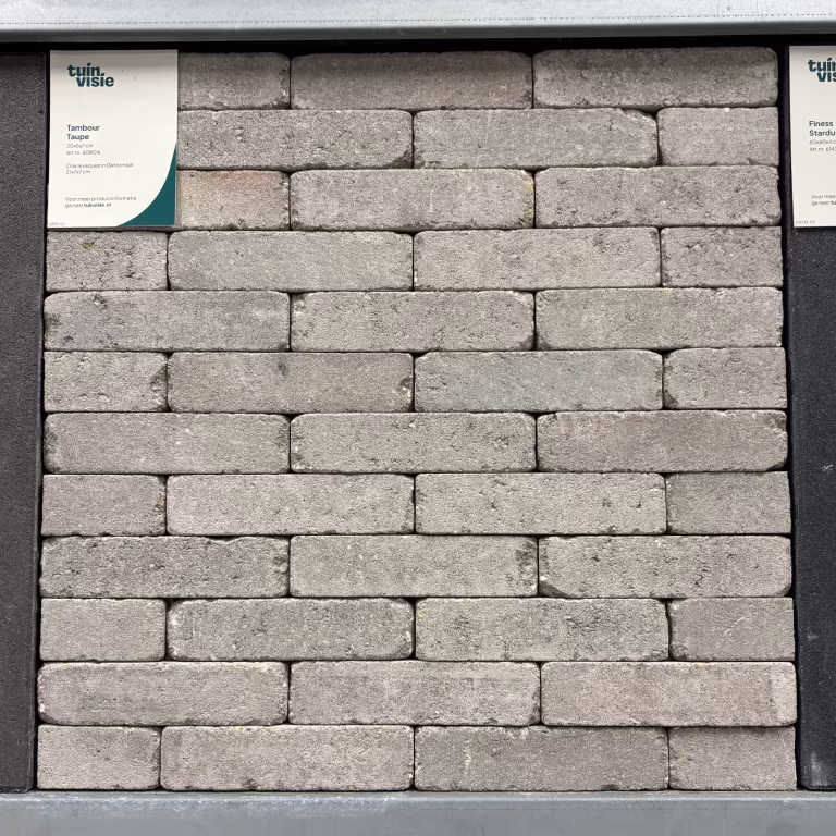 Showroomstaal Tambour Taupe waalformaat frontaal tussen donkere panelen met label