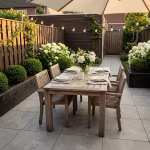 Gedekte houten tafel met stoelen op smal terras van Kera Full Body Bari tegels