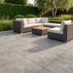 Loungehoek met rieten banken en houten salontafel op Kera Full Body Bari terras