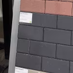 Showroomstaal zwarte betonklinkers 8 cm KOMO met rode klinkers erboven en artikellabel