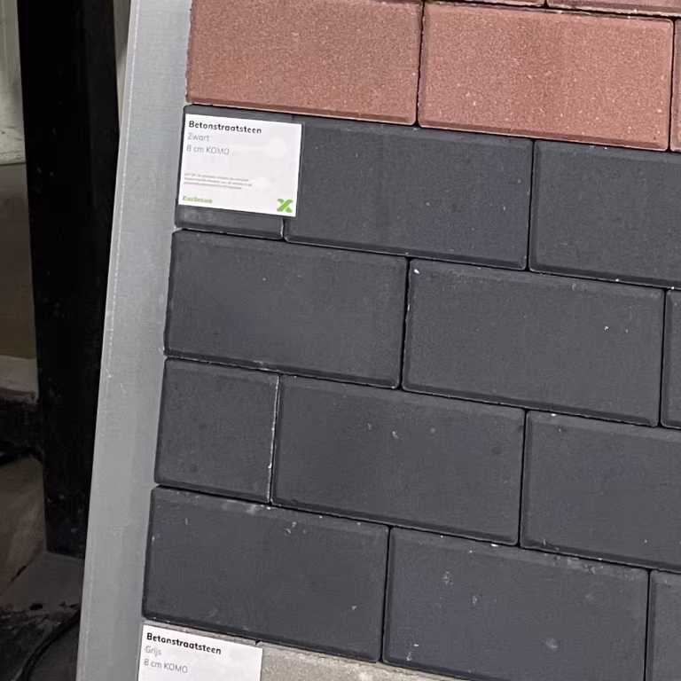 Showroomstaal zwarte betonklinkers 8 cm KOMO met rode klinkers erboven en artikellabel