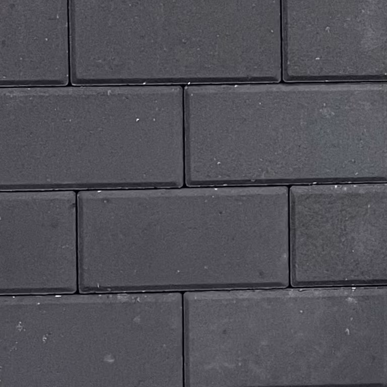 Close-up van zwarte BSS betonklinkers 8 cm met fijne deklaag in halfsteensverband