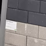 Showroomstaal zwarte en grijze betonklinkers 8 cm KOMO naast elkaar met artikellabel
