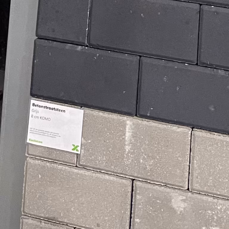 Showroomstaal zwarte en grijze betonklinkers 8 cm KOMO naast elkaar met artikellabel