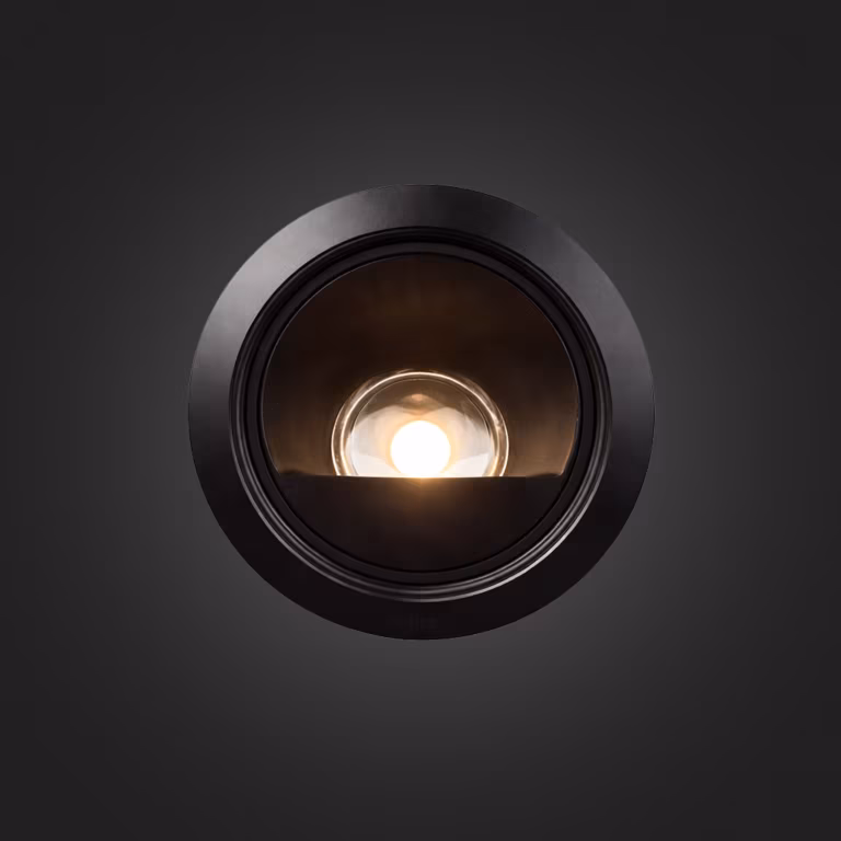 In-lite Luna 12V Black inbouwspot brandend met warm licht op donkere achtergrond