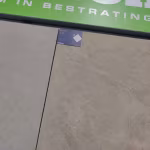 Showroomstaal Kera Bari met artikellabel onder groene Bestratingsmarkt banner