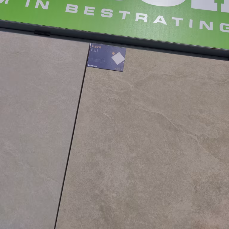 Showroomstaal Kera Bari met artikellabel onder groene Bestratingsmarkt banner
