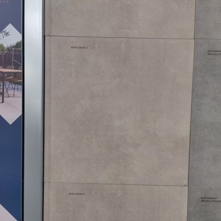 Showroomstaal Kera Turijn tegels in metalen profiel met kleine labels op de tegel