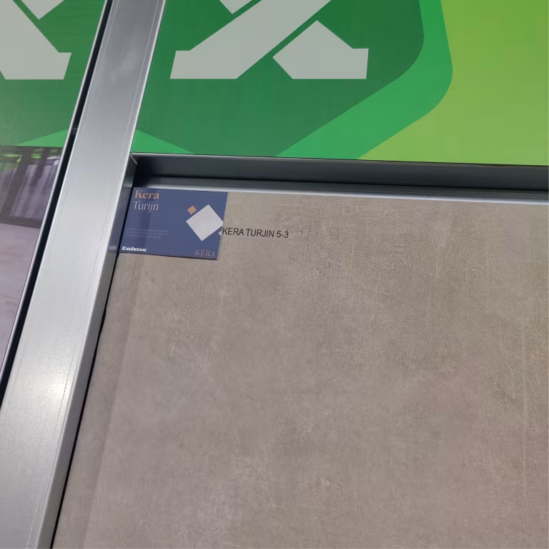Showroomstaal Kera Turijn tegel onder groene banner met artikelkaartje
