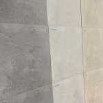 Showroomwand met Kera Bari keramische tegel tussen donkerder en lichter stalen
